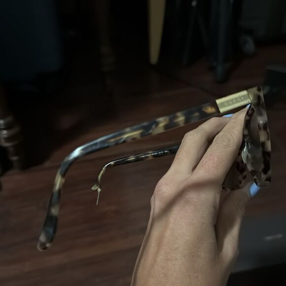 Gucci Tortoise Sunglasses - One End of Arm Damaged - Brand New Cloth & Case - Picture 3 of 7
